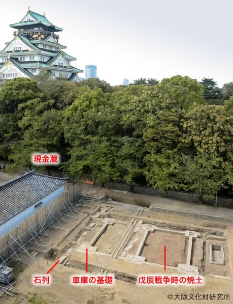天守閣と調査地(南東から)
