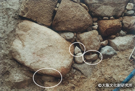 写真3.間詰め石として利用された石臼