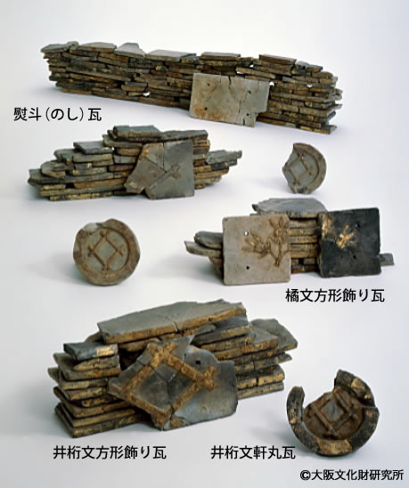 写真3.谷町3丁目で出土した金箔瓦(参考資料)
