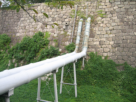 写真3.空堀を横切る配水管
