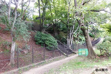 写真1.地下石垣保存施設遠景