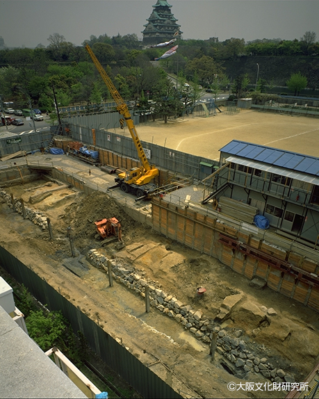 写真2.追手門学院小学校で発掘された豊臣時代石垣の状況(西から)