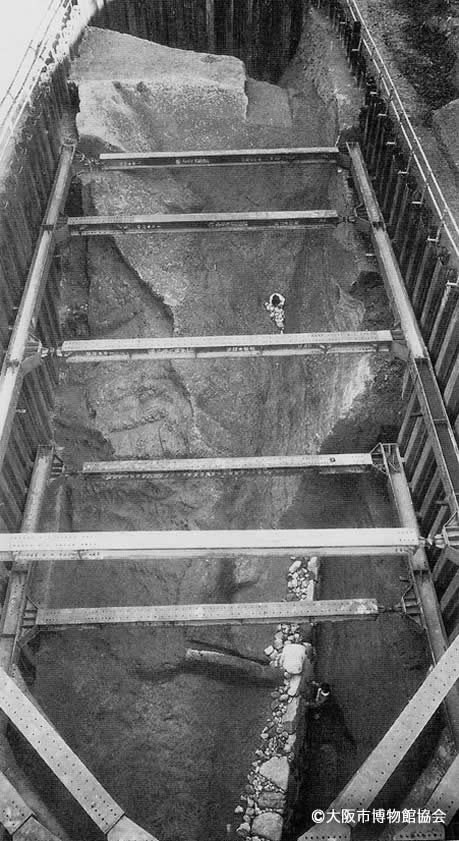 写真4.ピース大阪(E地点)で発見された堀と石垣(西から)