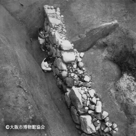 写真5.E地点で発見された石垣近景