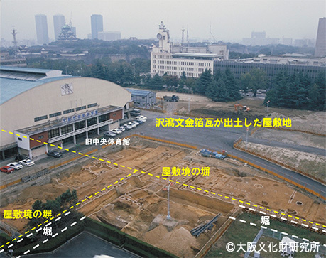 写真4.旧大阪市立中央体育館敷地(現大阪歴史博物館・NHK大阪放送局敷地)で見つかった堀と塀(1988年撮影)