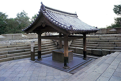 写真1.金明水井戸と屋形(重要文化財)(図1-①)