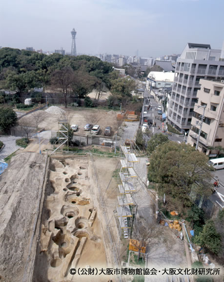 写真1.「前方部」で見つかった井戸(東から)