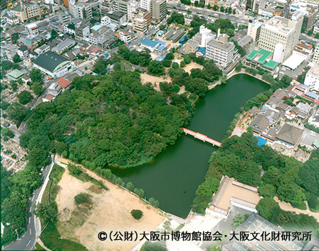写真2.茶臼山全景、河底池に架かる橋は和気橋(南西から)