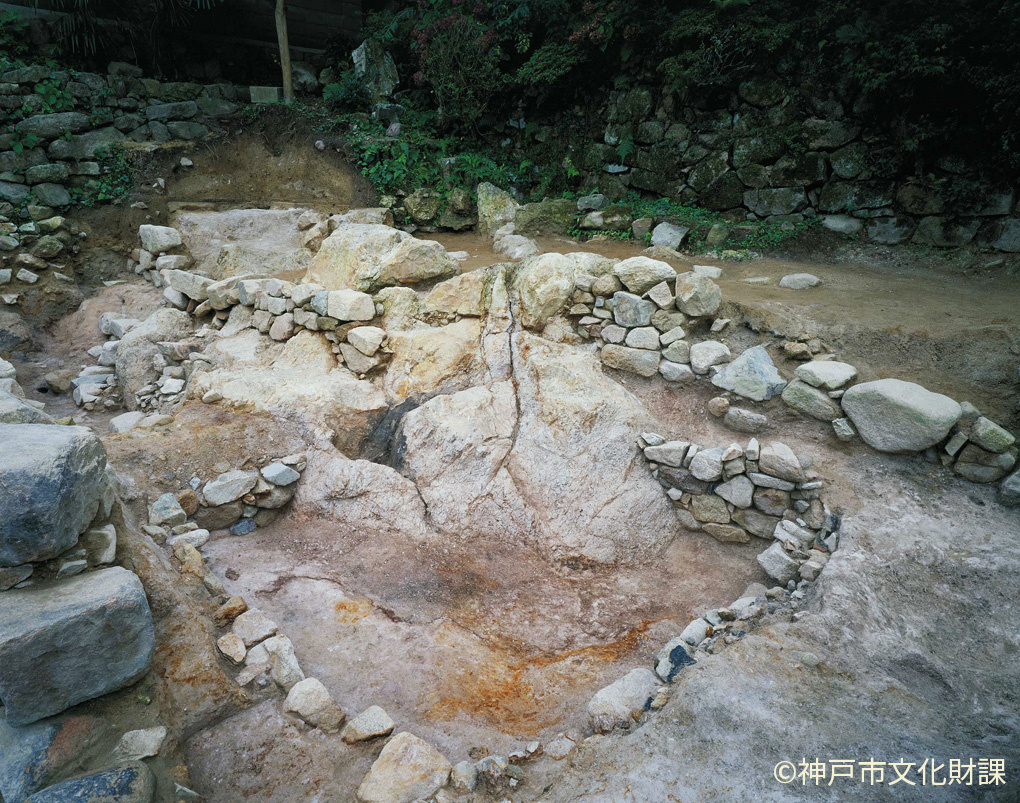 写真1.湯山遺跡で発見された岩風呂