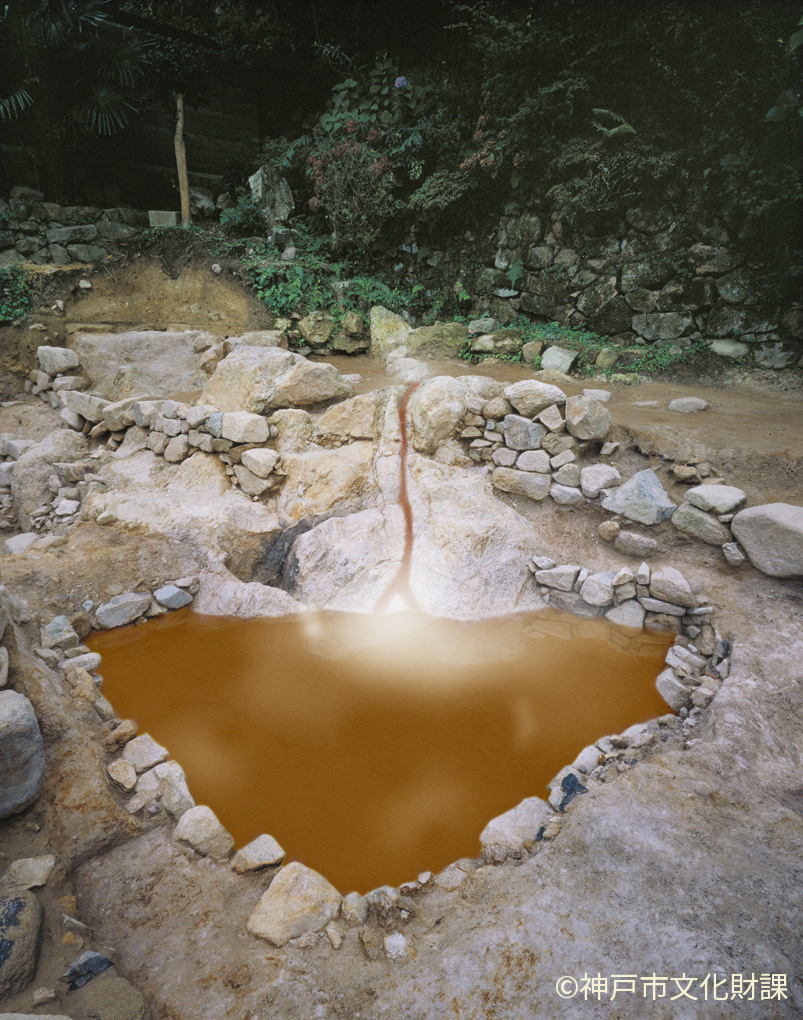 写真1.湯山遺跡で発見された岩風呂(湯ぶねの金泉をCG合成した写真)