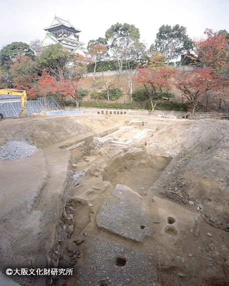 写真③.砂利敷き通路跡の調査状況(南東から)平成26年度調査