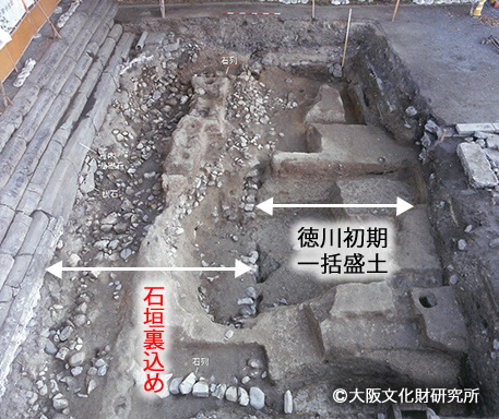 写真④.本丸東雁木、裏込めと盛土の状況(北から)