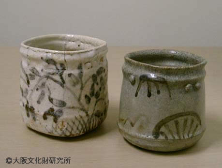 写真5.左:志野筒向付(美濃)、右:唐津筒向付(肥前)