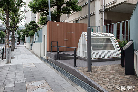 写真1.中央区和泉町1丁目の背割下水見学施設(南から)