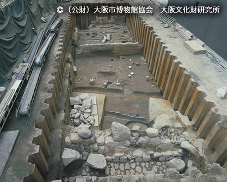写真1.内本町1丁目(OS92-22、図4-調査地1地点)で見つかった豊臣期の石垣と溝(南から)