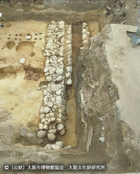 写真2.内淡路町3丁目(OS93-47、図4-調査地2地点)発見の石垣と溝(西から)