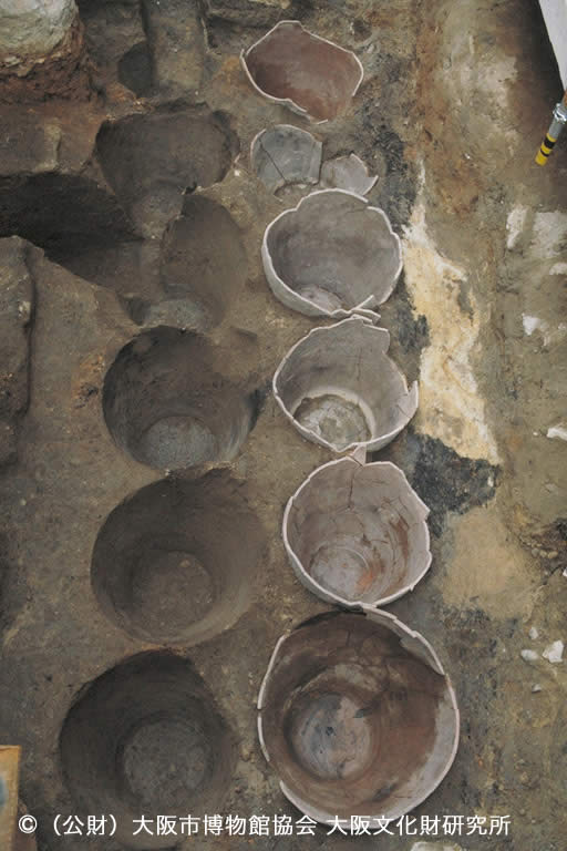 写真1.道修町1丁目で見つかった埋甕
