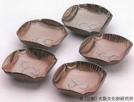 写真4.木箱内から出土した唐津焼向付