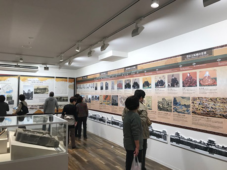 写真4.B面のパネル展示風景