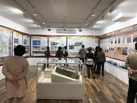 写真5.展示ケースとC・D面のパネル展示風景