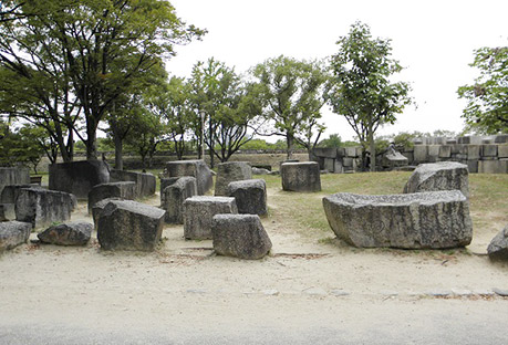 写真1.刻印石広場(南から)
