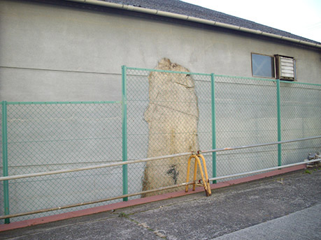 写真4.建物の壁に利用された残念石