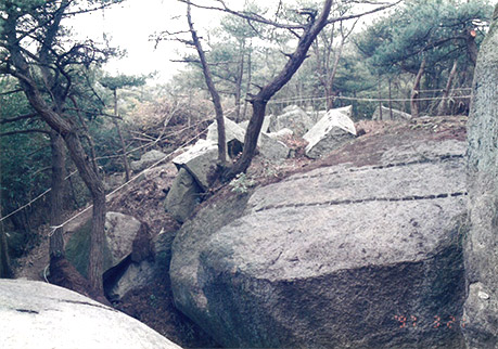 写真2.前島の矢穴を穿つ岩盤と割り取られた石材
