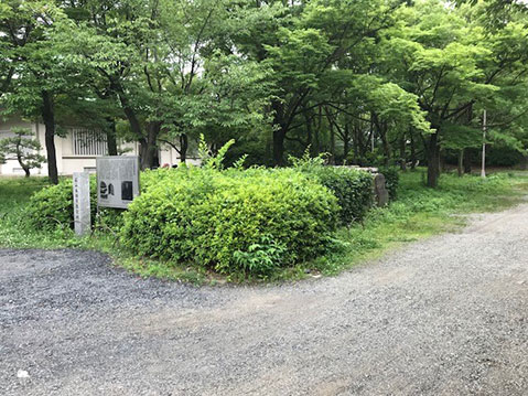 写真1.石山本願寺推定地の史跡顕彰碑と井筒(北西から)