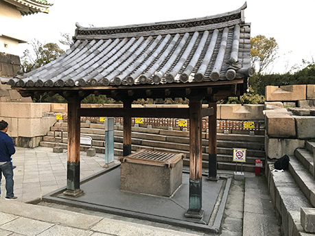 写真1.金明水井戸屋形と井筒・敷石(西から)