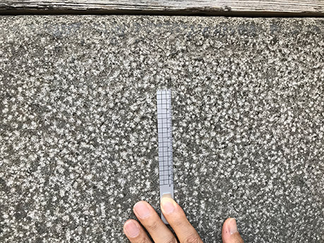 写真2.金明水井筒表面の調整痕(白い斑点が工具の痕)