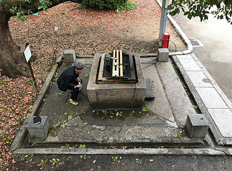 写真4.銀明水井筒・敷石全形(南から)四隅の方形の石柱は新しく設置されています。