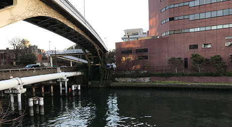 写真1.日経新聞社北東隅に移築された復元石垣