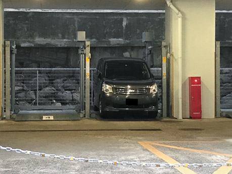 写真1.ビルの谷間に残る石垣(図1―❶地点)