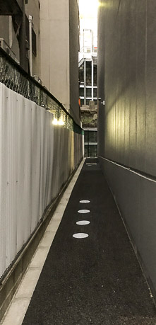 写真2.ビルの奥に残る石垣(図1―❷地点)