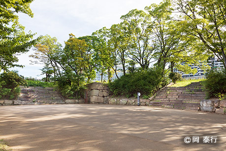 写真4.坤櫓跡、中央の石垣は櫓台