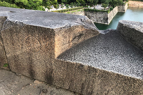 写真6.笠石銃眼の刻印