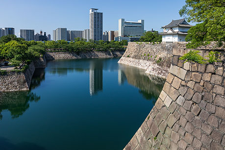 写真7.玉造口の雁木上から望む南外堀と一番櫓