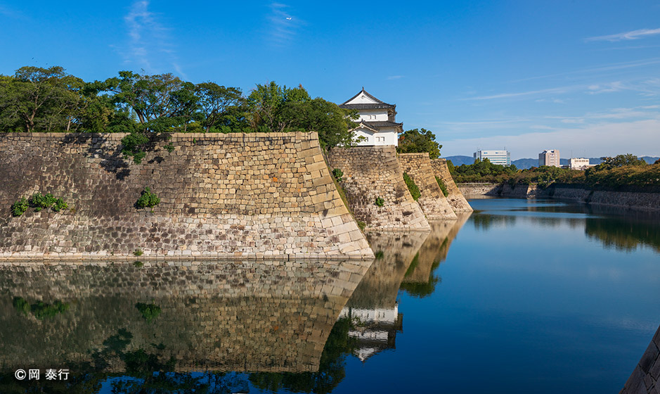 写真1.南外堀を睨む六番櫓と屏風折れの石垣