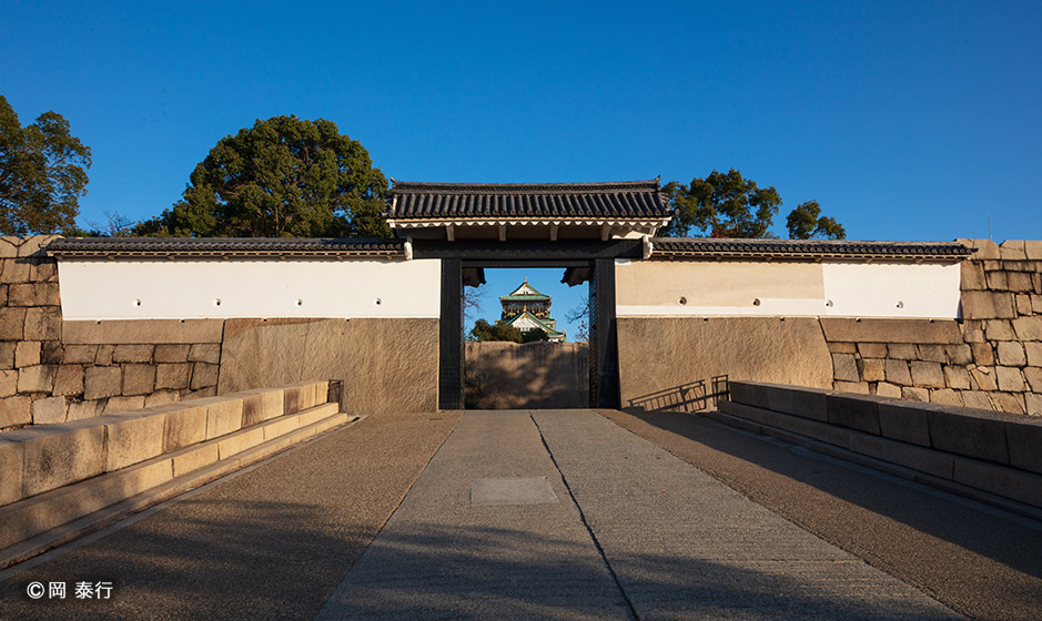 写真2.桜門を額縁に蛸石と天守を望む