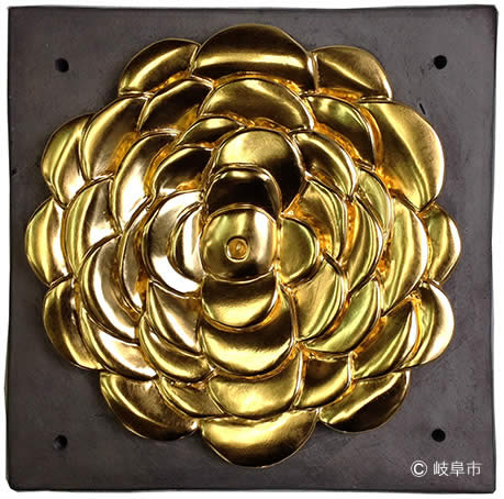 写真3.「牡丹文」?「菊花文」金箔瓦の復元