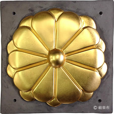 写真3.「牡丹文」?「菊花文」金箔瓦の復元