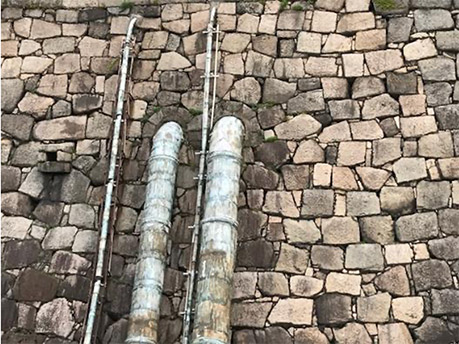 写真2. 本丸西の石垣から顔を出す水道管