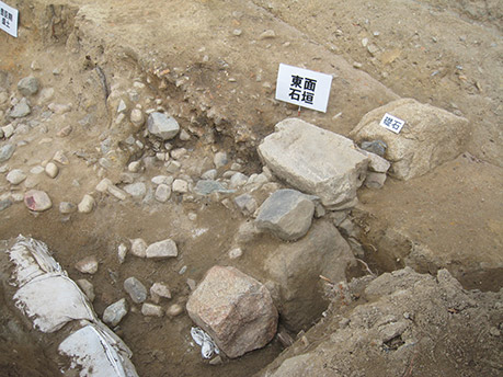 写真2.東面石垣上端部と礎石転用石材